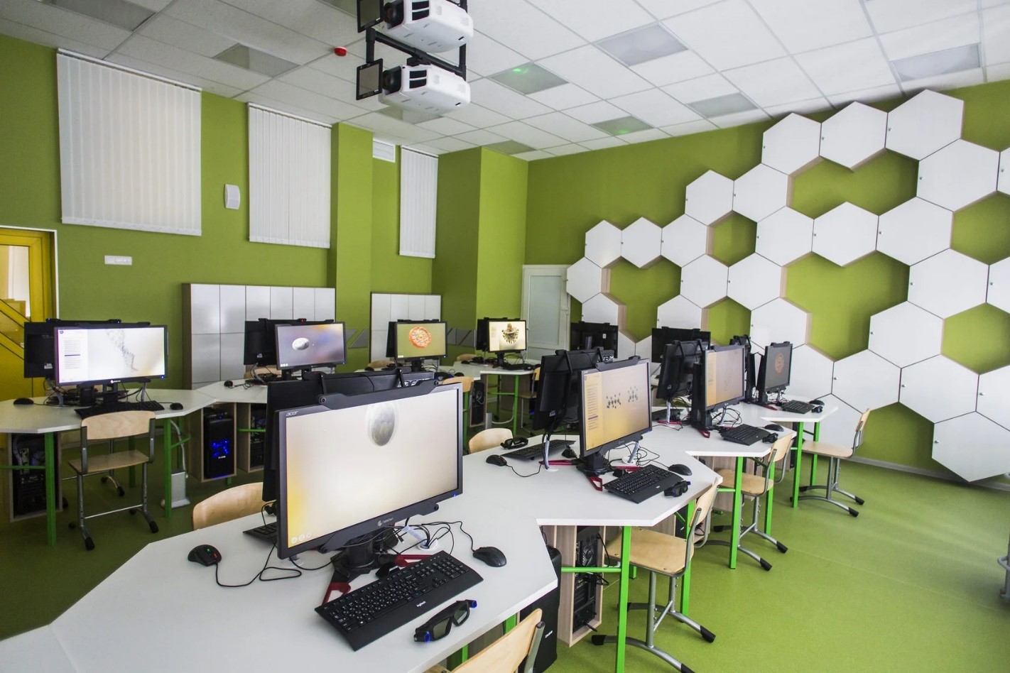 Купить NettleDesk и VR шлем Varwin Education для бизнеса и школ. Продажа голографических систем NettleDesk и VR шлемов в комплекте с Varwin Education.