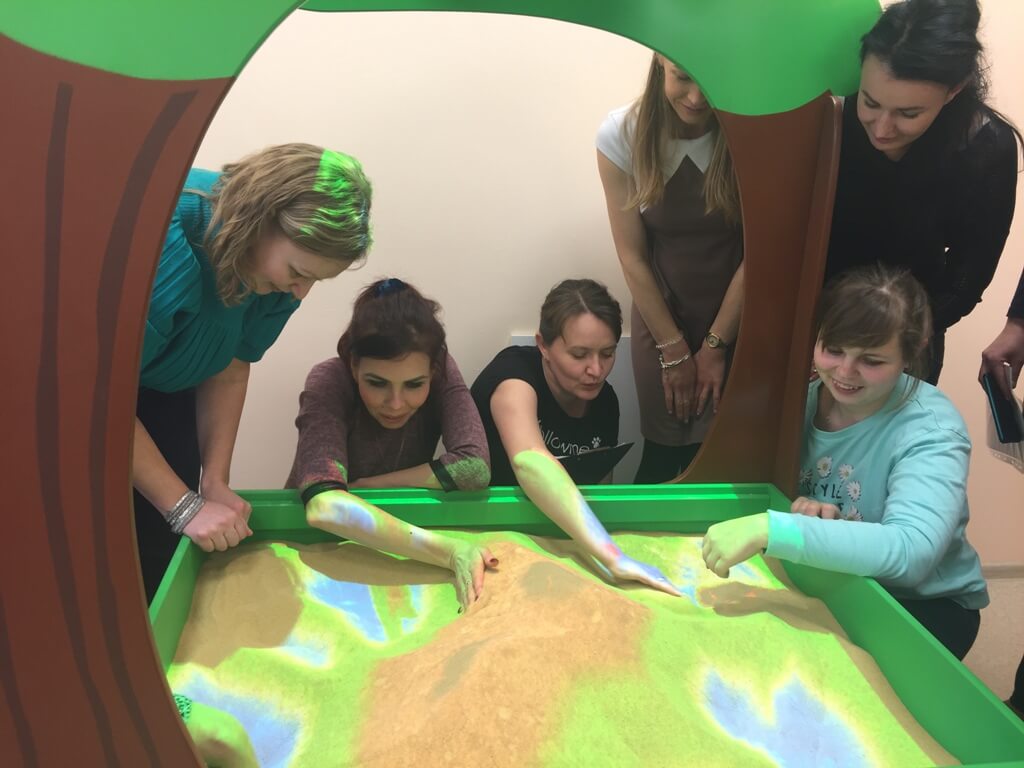 Воспитатели детского сада обучаются работе с интерактивной песочницей